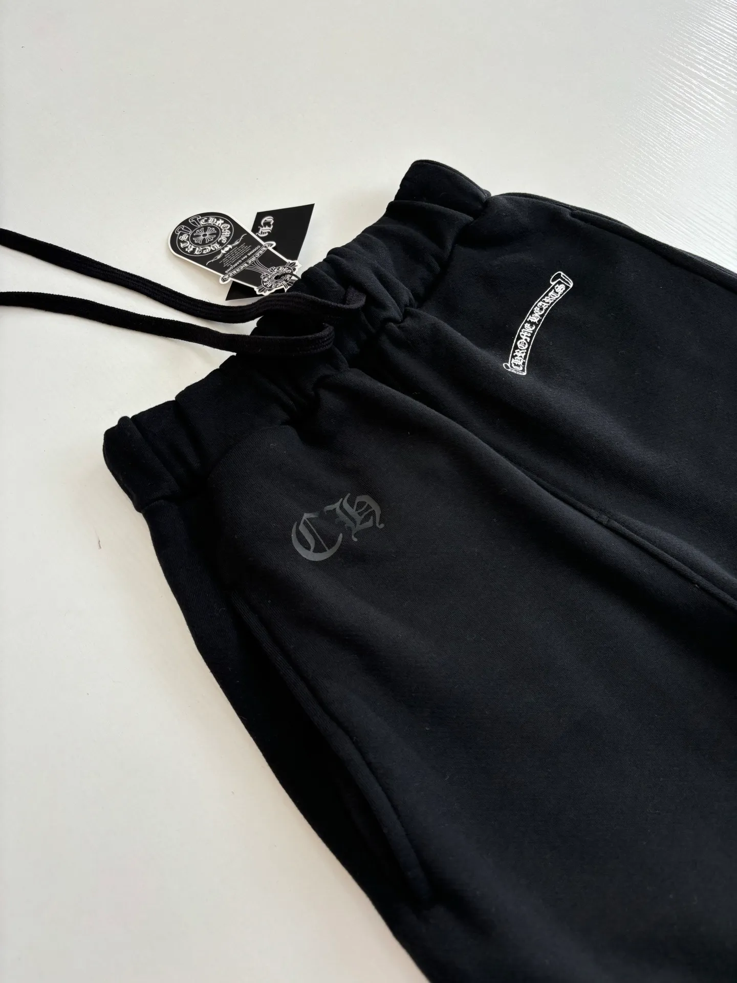 P366 Chrome Heart*/Chrome Heart Ch Sanskrit black loose-fitting leggings sweatpants. Made of high-weight velvet cotton fabric, which combines warmth and crisp texture. The version is the popular "wide at the top and narrow at the bottom" leggings silhouette. It is equipped with a drawstring waistband, double side pockets and back pockets. While maintaining a casual street feel, it highlights the tonality of luxury items through high-tech printing and fabric texture. Size: S/M/L